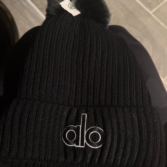ALO Yoga Accessories - Black Pom-Pom Knit Beanie